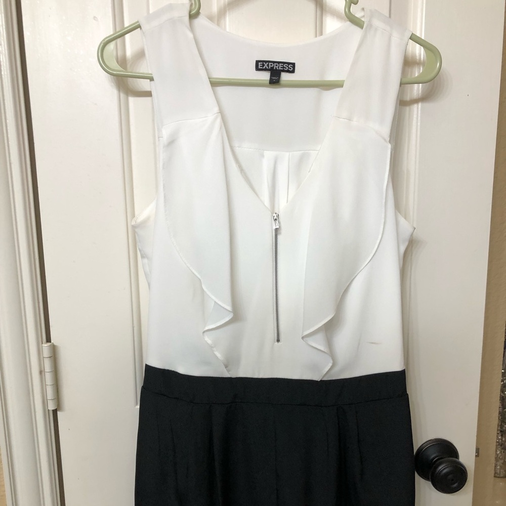 Ruffle sleeveless romper. Black & White. Size 8
